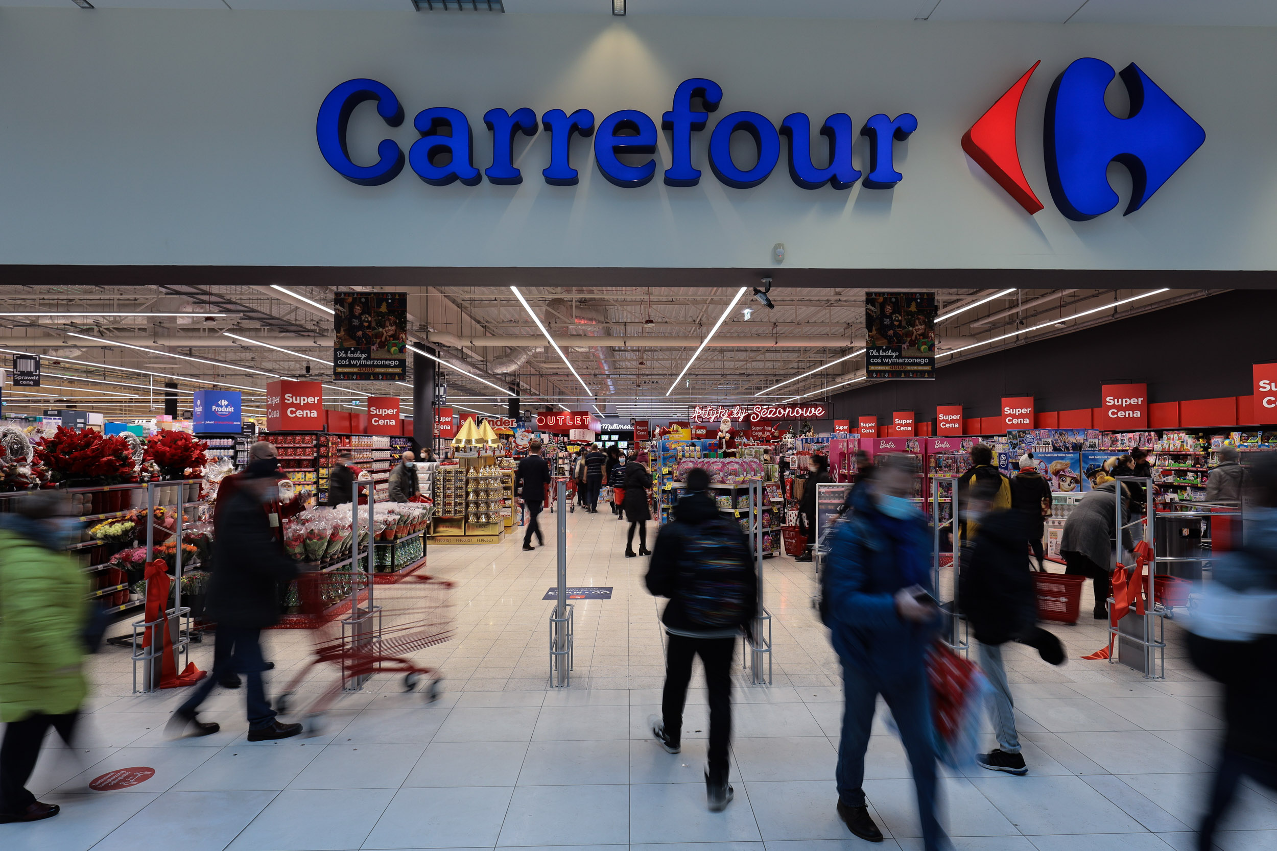 Carrefour obniża ceny ponad 18.500 produktów spożywczych w związku z obniżką VAT i proaktywnie dodaje do tej listy 1000 najczęściej kupowanych przez klientów